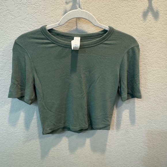 Lululemon Green cropped t shirt - Picture 1 of 2